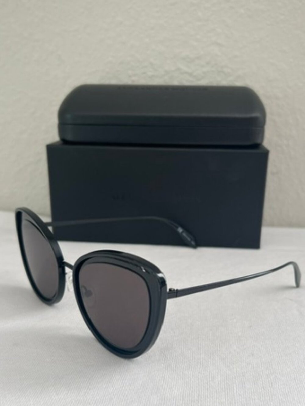 Alexander McQueen AM0177S - 002Womens Sunglasses Shiny black